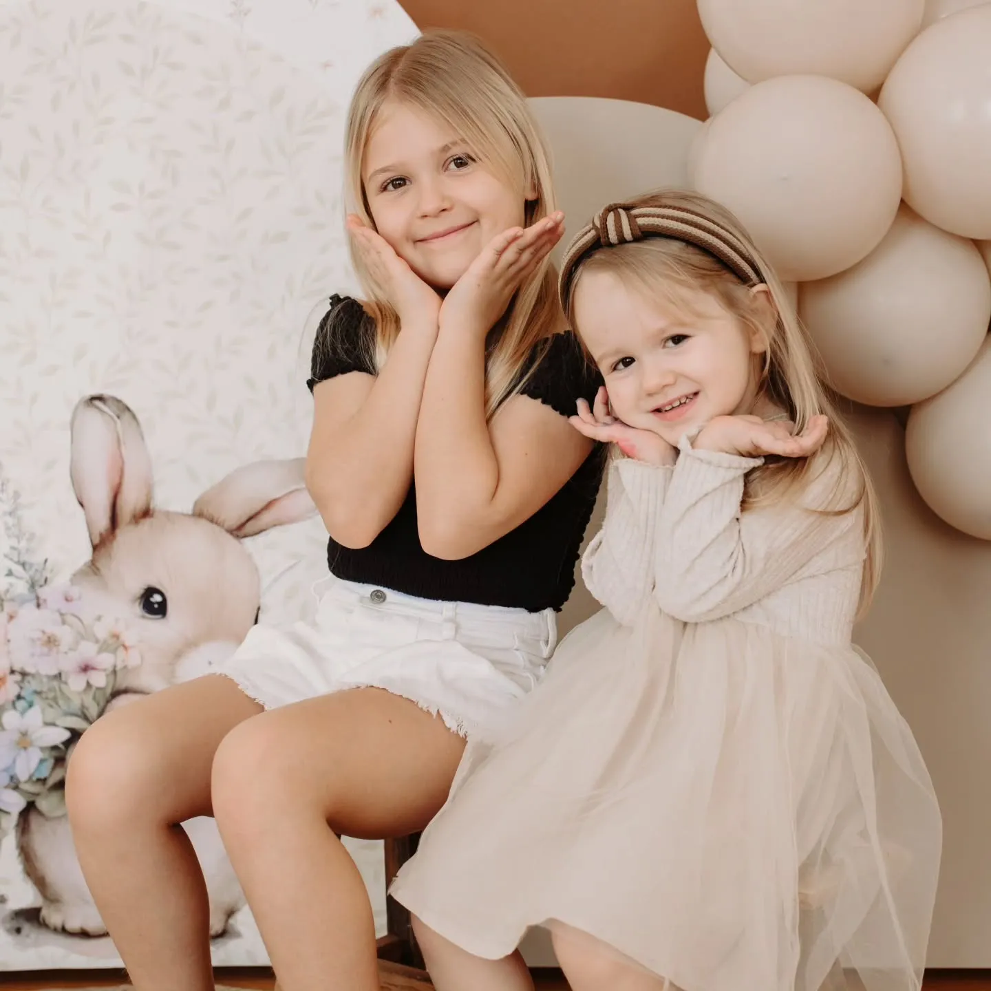 Sessão de Páscoa com duas irmãs